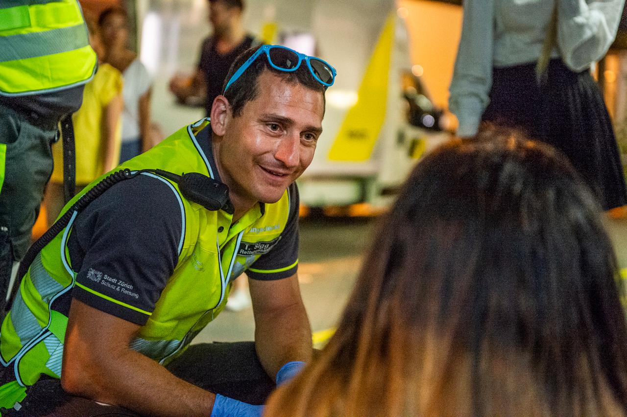 Ein Rettungssanitäter am arbeiten beim Zürichfestt