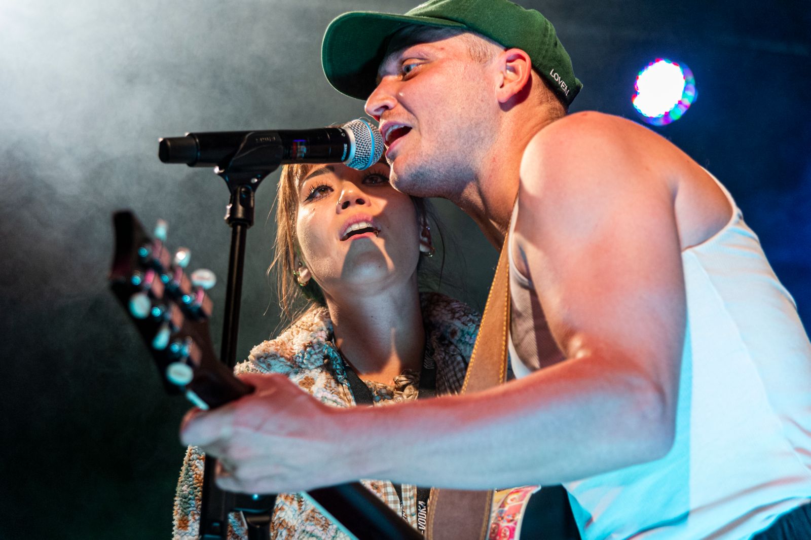 Herr Pfenninger und seine Partnerin Flo mit ihrem neun Song beim Tim Freitag Konzert in Bern