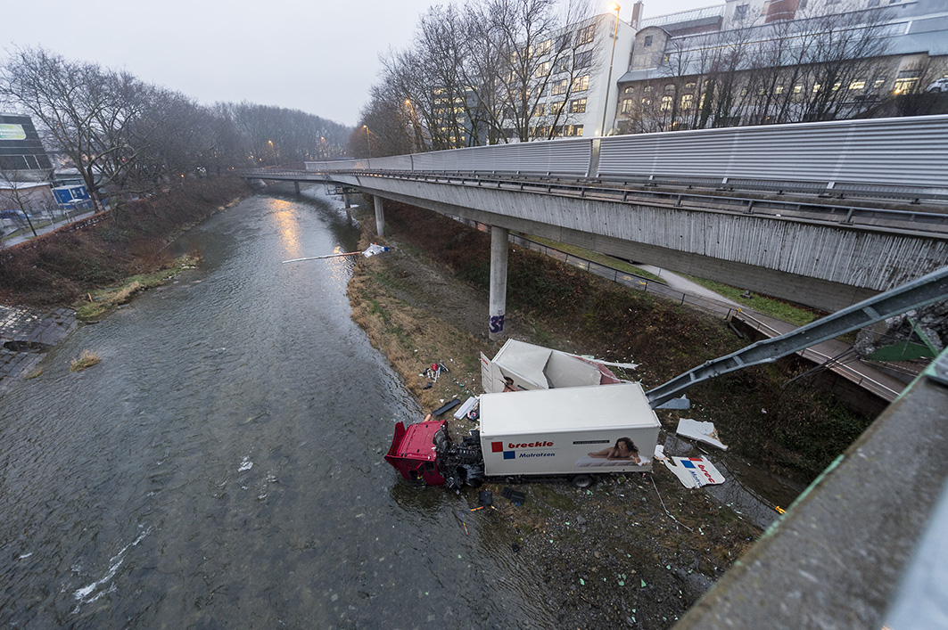 Laster stürzt in Zürich von Autobahn 10 Meter tief in die Sihl