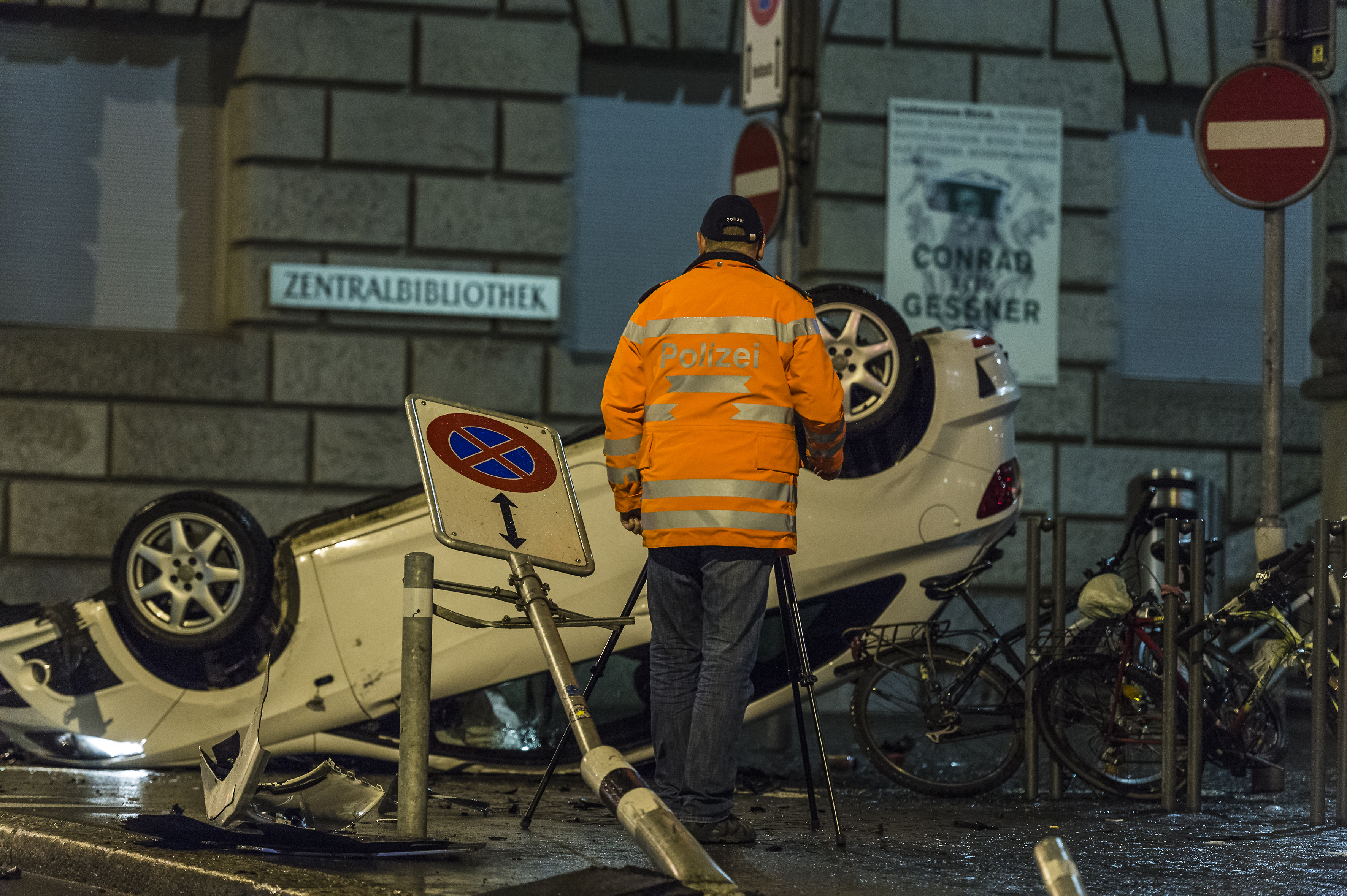 Auto überschlägt sich in Zürich