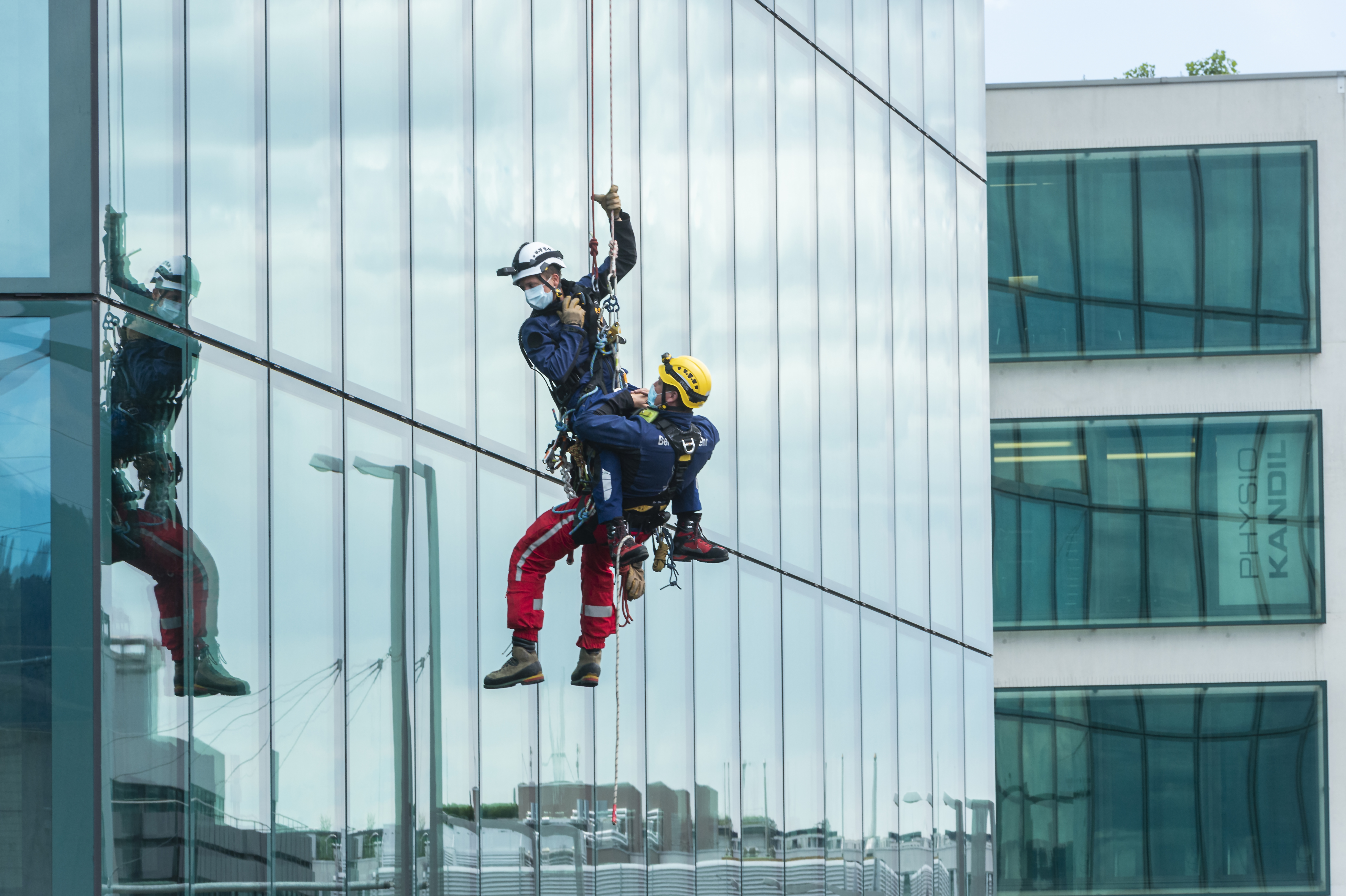 126 Meter: Höhenretterübung am Prime Tower – Foto: Johannes Dietschi