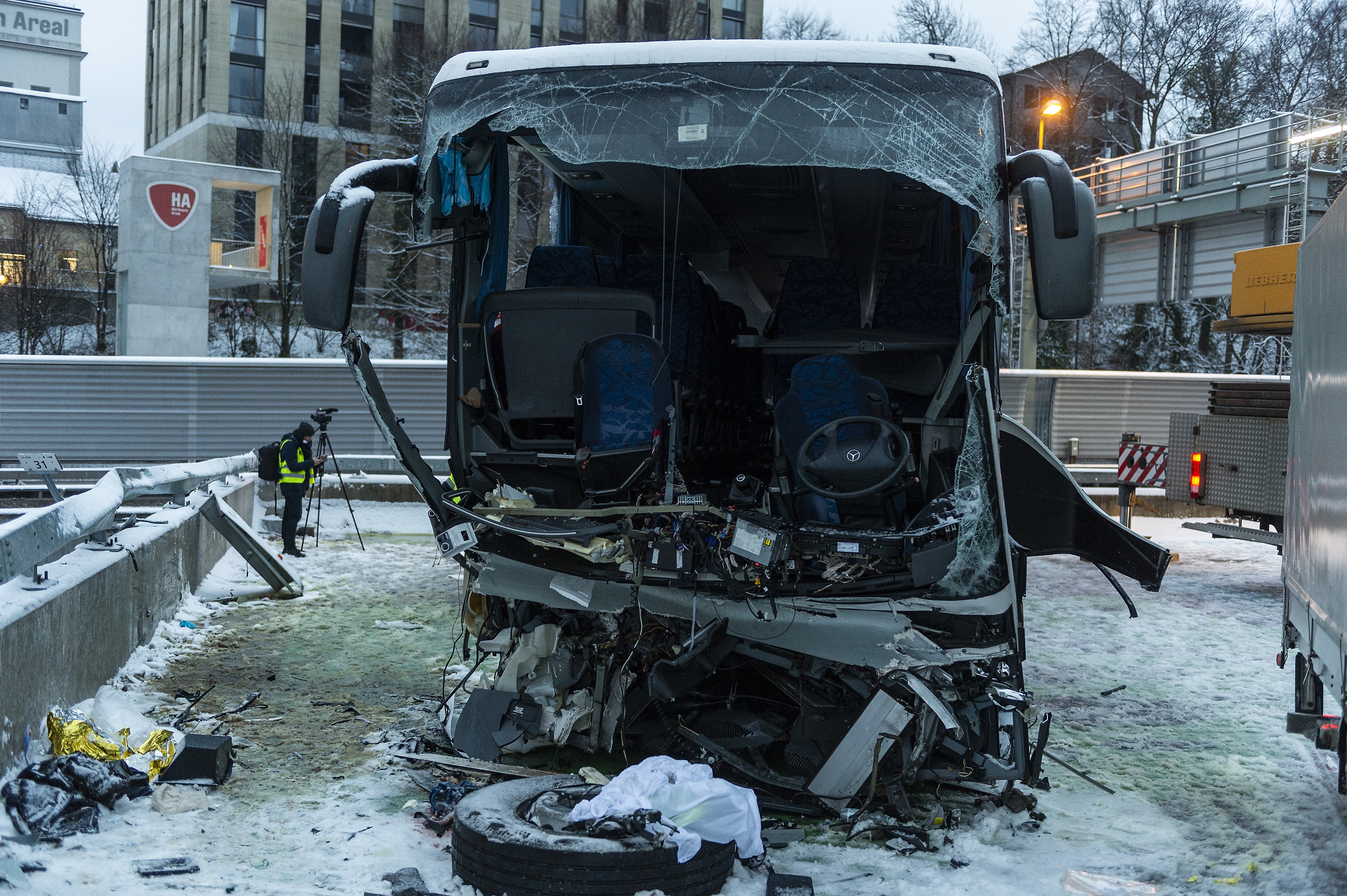 Schwerer Car-Unfall in Zürich: Tragödie fordert 2 Tote und 40 Verletzte